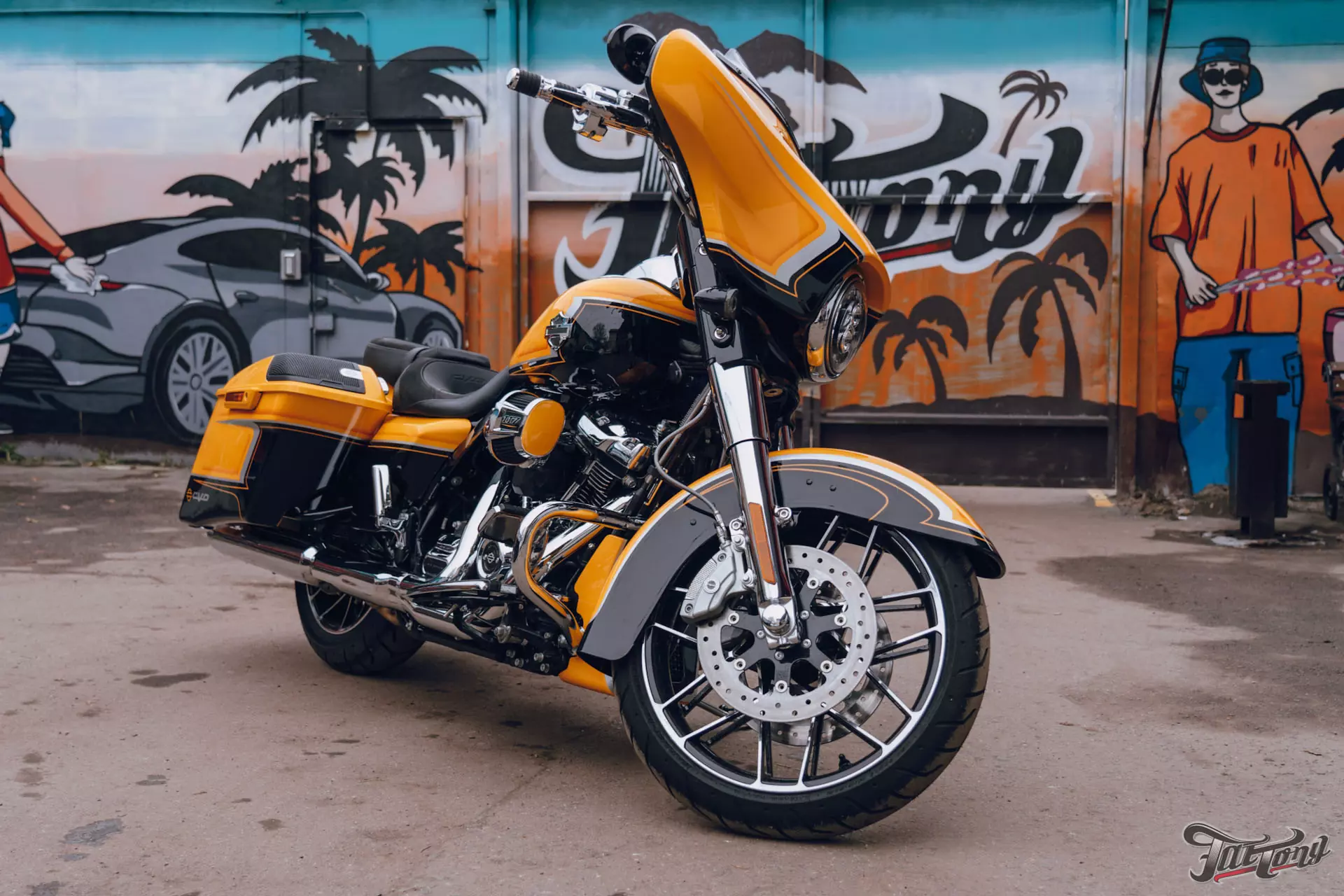 Оклейка эксклюзивного Harley-Davidson Electra Glide в глянцевый полиуретан